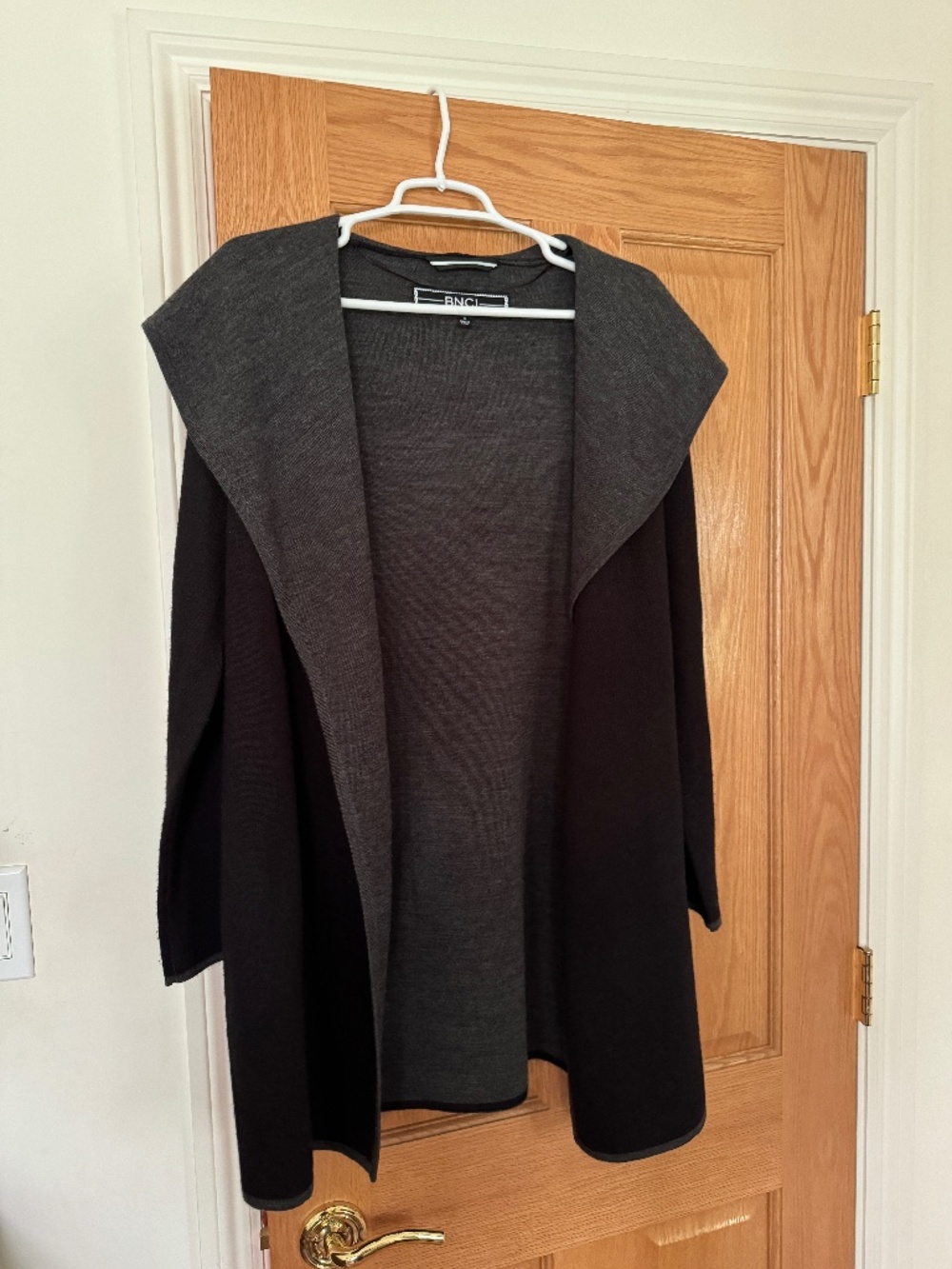 Sweater/coat with hood and pockets